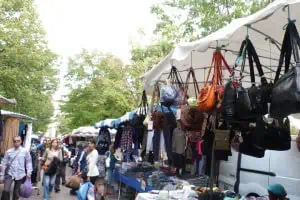 Balcon de sacs colorés suspendus sous une tente au marché de la Plaine, Marseille 6e.