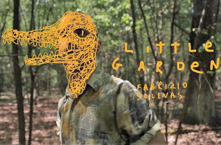 Personne avec un masque de crocodile en forêt lors du spectacle Little Garden.