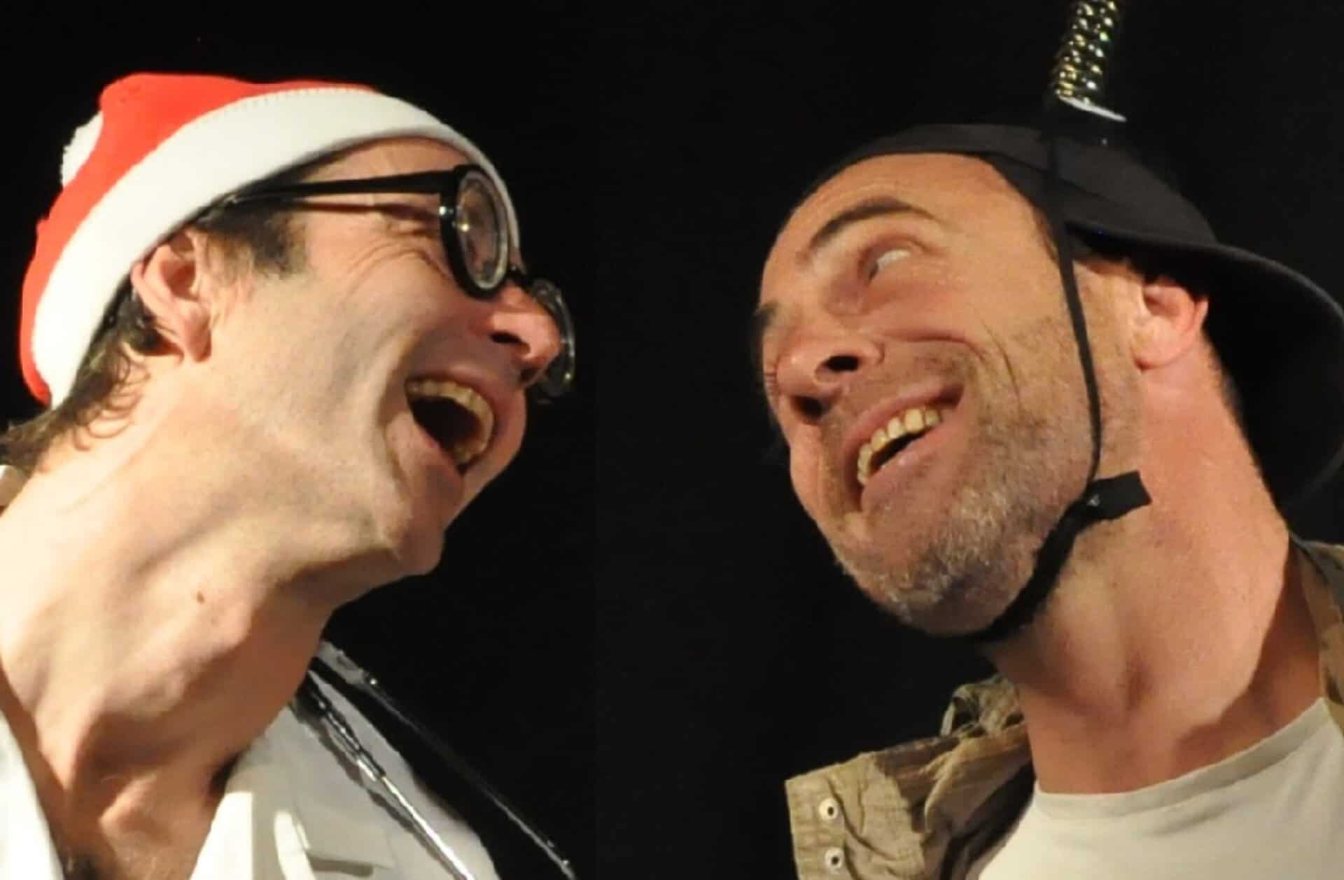 Deux clowns burlesques souriants lors d'une représentation pour enfants.